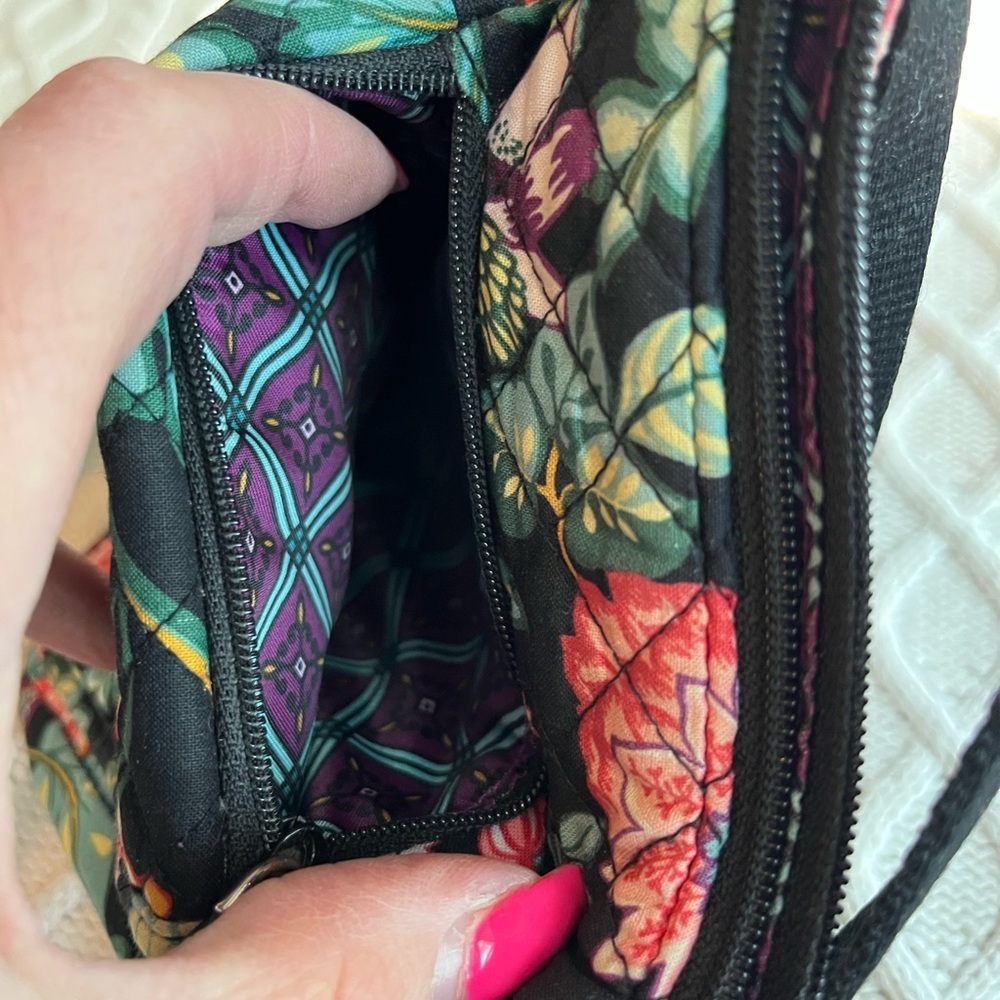 Vera Bradley Small Crossbody Floral credit card compartments - Picture 13 of 16